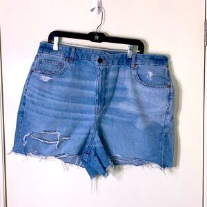 NWT American Eagle Women’s Light Wash‎ high rise Curvy Mom Short Size 20